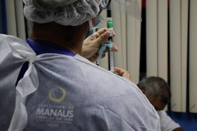 MANAUS, AM - 02.03.2021: VACINAÇÃO EM IDOSOS DE 68 ANOS EM MANAUS - Vaccination against Covid-19 in 68-year-olds, this Tuesday morning (2), at the State Center for Family Living, Father Pedro Vignola in the northern part of the city of Manaus (AM). In the photo, a nurse prepares a dose of the Oxford AstraZeneca vaccine. x2038223x SandroxPereira