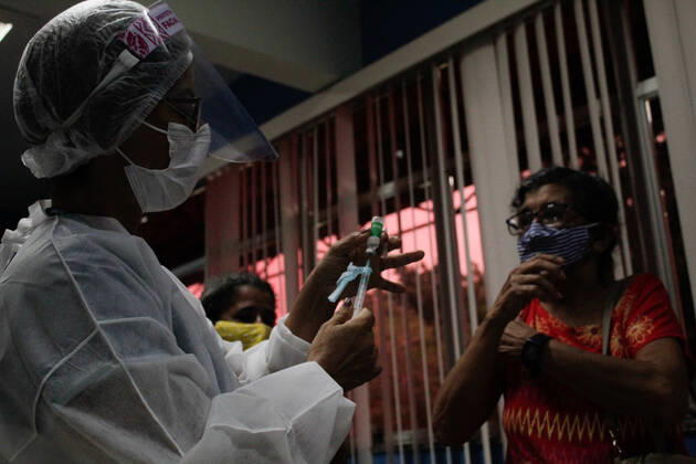 MANAUS, AM - 02.03.2021: VACINAÇÃO EM IDOSOS DE 68 ANOS EM MANAUS - Vaccination against Covid-19 in 68-year-olds, this Tuesday morning (2), at the State Center for Family Living, Father Pedro Vignola in the northern part of the city of Manaus (AM). In the photo, a nurse prepares a dose of the Oxford AstraZeneca vaccine. x2038225x SandroxPereira