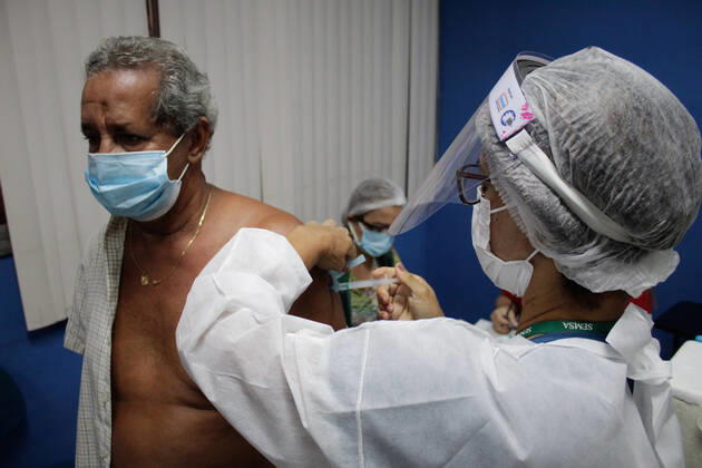 MANAUS, AM - 02.03.2021: VACINAÇÃO EM IDOSOS DE 68 ANOS EM MANAUS - Vaccination against Covid-19 in 68-year-olds, this Tuesday morning (2), at the State Center for Family Living, Father Pedro Vignola in the northern part of the city of Manaus (AM). x2038226x  SandroxPereira