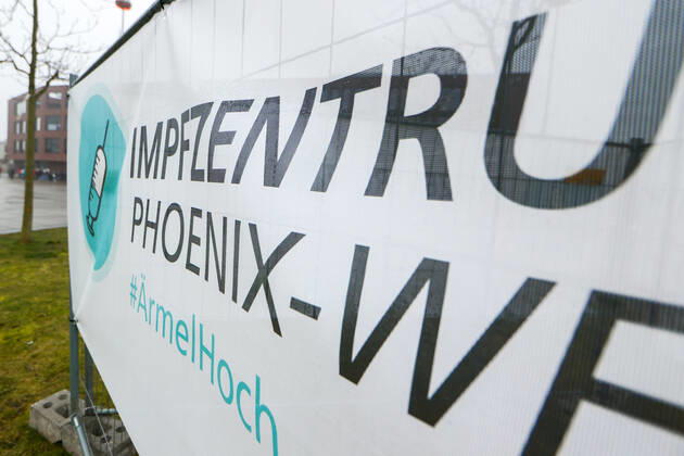 04 03 2021, News, Politics, Start of corona vaccination for group 2, doctors, physician assistants, clinic staff, teachers, educators, chronically ill, police officers, A banner draws attention to the vaccination center Dortmund Vaccination Center Phoenix West NRW Germany xRHR PHOTO DEx RHR-FOTO DE