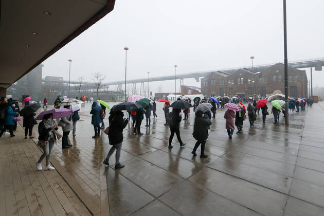 04 03 2021, News, Politics, Start of corona vaccination for group 2, doctors, physician assistants, clinic staff, teachers, educators, chronically ill, police officers Long queues outside the vaccination centre Phoenix West Dortmund Vaccination centre Phoenix West NRW Germany xRHR PHOTO DEx RHR-FOTO DE