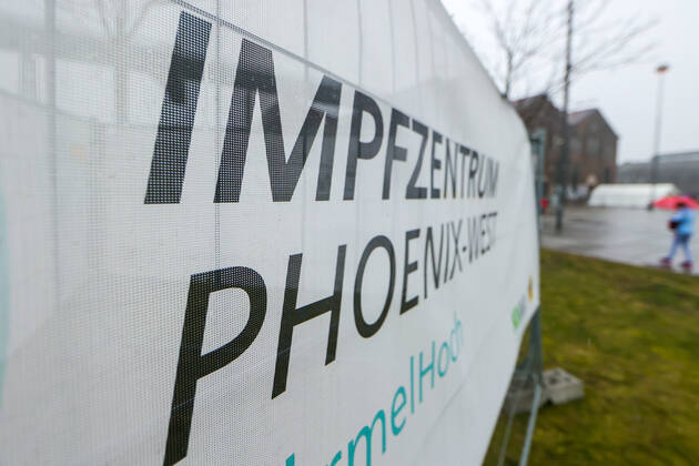 04 03 2021, News, Politics, Start of corona vaccination for group 2, doctors, physician assistants, clinic staff, teachers, educators, chronically ill, police officers, A banner draws attention to the vaccination center Dortmund Vaccination Center Phoenix West NRW Germany xRHR PHOTO DEx RHR-FOTO DE