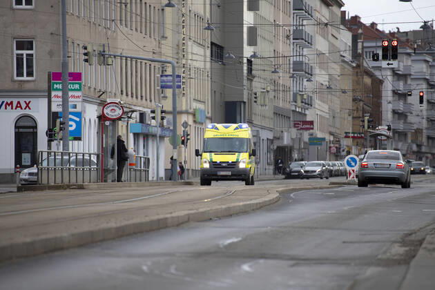 Vienna, Austria: Ambulance car in service Ein Krankenwagen vom ,,Grünen Kreuz befindet sich auf Einsatzfahrt. Das Fahrzeug benützt dabei die baulich getrennten Straßenbahn Gleisanlagen. Wien, Österreich. März 2021