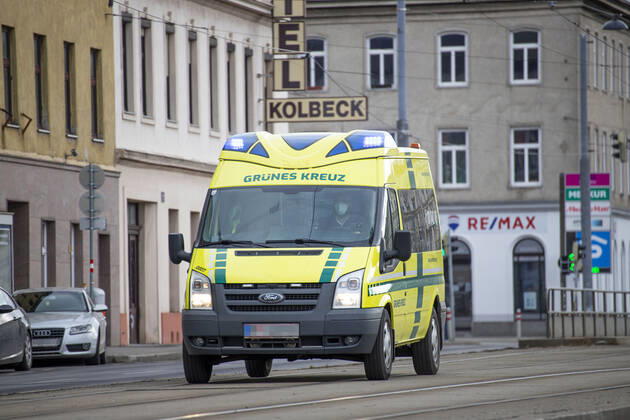 Vienna, Austria: Ambulance car in service Ein Krankenwagen vom ,,Grünen Kreuz befindet sich auf Einsatzfahrt. Das Fahrzeug benützt dabei die baulich getrennten Straßenbahn Gleisanlagen. Wien, Österreich. März 2021