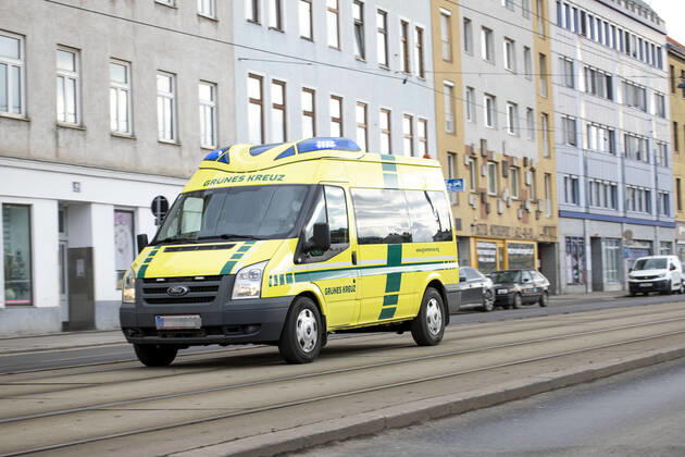 Vienna, Austria: Ambulance car in service Ein Krankenwagen vom ,,Grünen Kreuz befindet sich auf Einsatzfahrt. Das Fahrzeug benützt dabei die baulich getrennten Straßenbahn Gleisanlagen. Wien, Österreich. März 2021