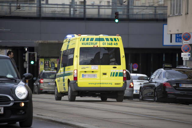 Vienna, Austria: Ambulance car in service Ein Krankenwagen vom ,,Grünen Kreuz befindet sich auf Einsatzfahrt. Das Fahrzeug benützt dabei die baulich getrennten Straßenbahn Gleisanlagen. Wien, Österreich. März 2021