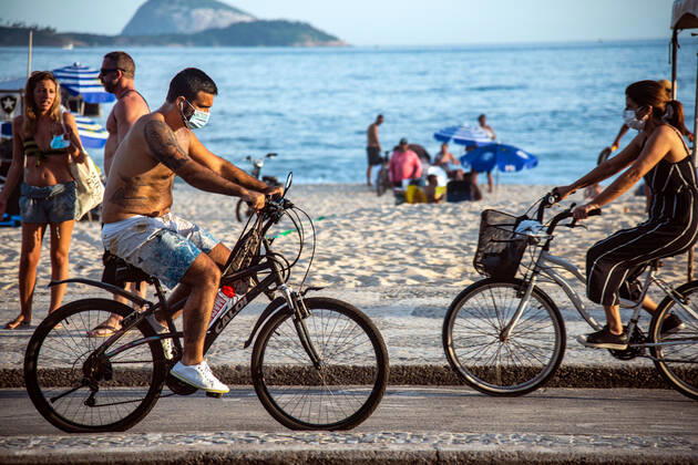 Rio amid COVID-19 RIO DE JANEIRO, RIO DE JANEIRO, BRAZIL, MAR 04: NEW RESTRICTIONS IN TOWN - The city hall has enacted new restrictions to contain the increase in cases of COVID-19 in town. Beach bars, beach food and drink vendors and stalls are prohibited. Man with mask riding a bike at Leblon Beach on March 04, 2021. ( Photo by Chico Ferreira Penta Press ) Rio de Janeiro Brazil 6258_233489 Copyright: xChicoxFerreira PentaxPressx