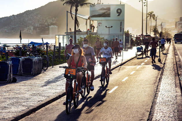 Rio amid COVID-19 RIO DE JANEIRO, RIO DE JANEIRO, BRAZIL, MAR 04: NEW RESTRICTIONS IN TOWN - The city hall has enacted new restrictions to contain the increase in cases of COVID-19 in town. Beach bars, beach food and drink vendors and stalls are prohibited . People with mask riding a bike at Posto 9 on Ipanema Beach on March 04, 2021. ( Photo by Chico Ferreira Penta Press ) Rio de Janeiro Brazil 6258_233490 Copyright: xChicoxFerreira PentaxPressx