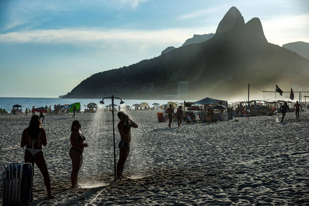 Rio amid COVID-19 RIO DE JANEIRO, RIO DE JANEIRO, BRAZIL, MAR 04: NEW RESTRICTIONS IN TOWN - The city hall has enacted new restrictions to contain the increase in cases of COVID-19 in town. Beach bars, beach food and drink vendors and stalls are prohibited. Stand with shower at Ipanema Beach on March 04, 2021. ( Photo by Chico Ferreira Penta Press ) Rio de Janeiro Brazil 6258_233491 Copyright: xChicoxFerreira PentaxPressx