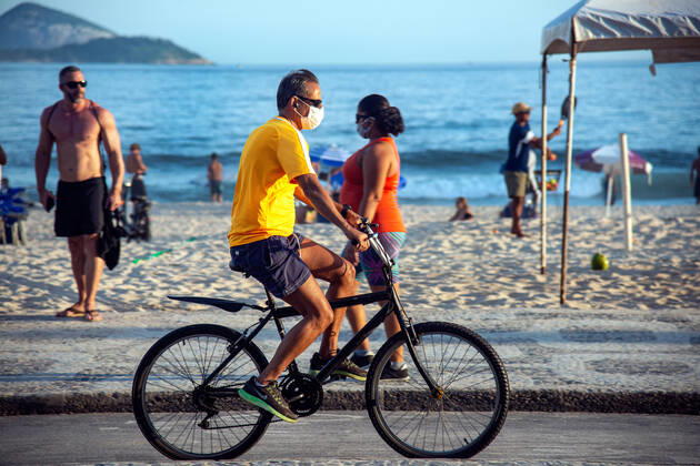 Rio amid COVID-19 RIO DE JANEIRO, RIO DE JANEIRO, BRAZIL, MAR 04: NEW RESTRICTIONS IN TOWN - The city hall has enacted new restrictions to contain the increase in cases of COVID-19 in town. Beach bars, beach food and drink vendors and stalls are prohibited. Man with mask riding a bike at Leblon Beach on March 04, 2021. ( Photo by Chico Ferreira Penta Press ) Rio de Janeiro Brazil 6258_233492 Copyright: xChicoxFerreira PentaxPressx