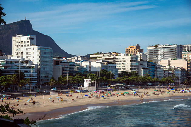 Rio amid COVID-19 RIO DE JANEIRO, RIO DE JANEIRO, BRAZIL, MAR 04: NEW RESTRICTIONS IN TOWN - The city hall has enacted new restrictions to contain the increase in cases of COVID-19 in town.Beach bars, beach food and drink vendors and stalls are prohibited. View off seaside buildings at Leblon Beach on March 04, 2021. ( Photo by Chico Ferreira Penta Press ) Rio de Janeiro Brazil 6258_233497 Copyright: xChicoxFerreira PentaxPressx