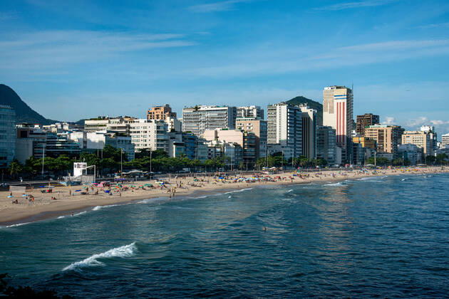 Rio amid COVID-19 RIO DE JANEIRO, RIO DE JANEIRO, BRAZIL, MAR 04: NEW RESTRICTIONS IN TOWN - The city hall has enacted new restrictions to contain the increase in cases of COVID-19 in town.Beach bars, beach food and drink vendors and stalls are prohibited. View off seaside buildings at Leblon Beach on March 04, 2021. ( Photo by Chico Ferreira Penta Press ) Rio de Janeiro Brazil 6258_233498 Copyright: xChicoxFerreira PentaxPressx