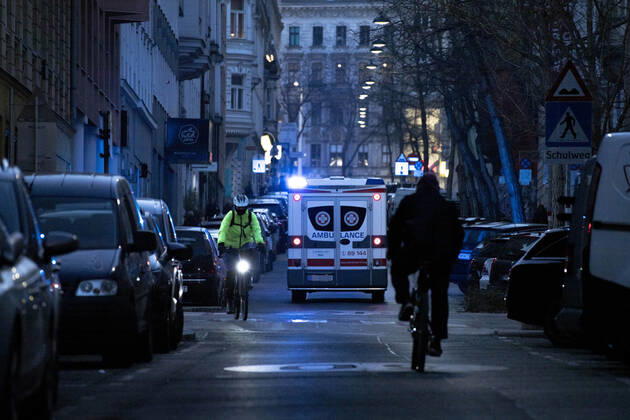 Vienna, Austria: Ambulance car in service Ein Rettungswagen (RTW) vom ,,Samariterbund befindet sich auf Einsatzfahrt im 6. Wiener Gemeindebezirk. Wien, Österreich. März 2021