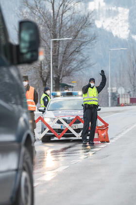 Bad Hofgastein 05.03.2021, Bad Hofgastein, AUT, Coronavirus in Österreich, Bad Hofgastein Ausreisetestpflicht, im Bild ein Polizist bei einem Ausreisetest-Checkpoint auf der B 167 Gasteiner Straße. Die Pongauer Gemeinde Bad Hofgastein darf wegen einer hohen Zahl von Corona-Neuinfektionen und hoher Inzidenzzahlen ab 5. März 2021 für vorerst 14 Tage nur noch mit einem negativen Corona-Test, der nicht älter als 48 Stunden ist, verlassen werden. Police control at a checkpoint on the B 167 Gasteiner Straße. Due to a high number of new corona infections and high incidence figures, the Pongau community of Bad Hofgastein may only be left with a negative corona test that is not older than 48 hours for 14 days from March 5, 2021. Bad Hofgast  EP_mhu