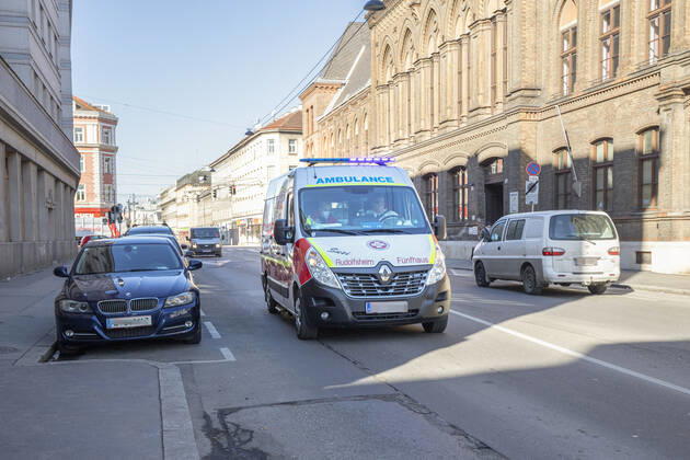 Vienna, Austria: Ambulance car in service Ein Rettungswagen (RTW) von gmeinnützigen Organisation ,,Samariterbund befindet sich auf Einsatzfahrt im 10. Wiener Gemeindebezirk. Wien, Österreich. März 2021
