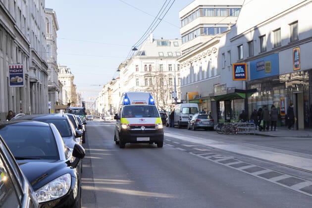 Vienna, Austria: Ambulance car in service Ein Rettungswagen (RTW) von gmeinnützigen Organisation ,,Rotes Kreuz befindet sich auf Einsatzfahrt im 10. Wiener Gemeindebezirk. Wien, Österreich. März 2021