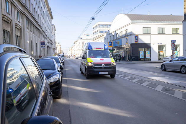 Vienna, Austria: Ambulance car in service Ein Rettungswagen (RTW) von gmeinnützigen Organisation ,,Rotes Kreuz befindet sich auf Einsatzfahrt im 10. Wiener Gemeindebezirk. Wien, Österreich. März 2021
