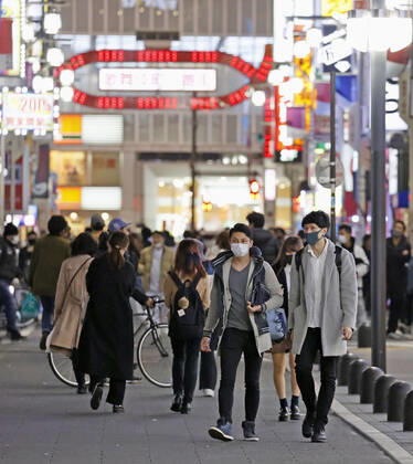 Crowded Tokyo amid virus pandemic People wearing face masks walk in Tokyo s Shinjuku area on March 6, 2021, a day after the Japanese government extended the COVID-19 state of emergency for Tokyo and three neighboring prefectures for two weeks. 