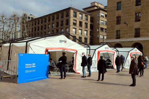 Vaccination center In Marseille. Marseille renforcement du dispositif de vaccination avec l installation d un centre place bargemon avec le soutien du bataillon de Marins pompiers de Marseille 265681 2021-03-06 Bouches du Rhone marseille France Copyright: xRobertxPoulainx STAR_265681_001