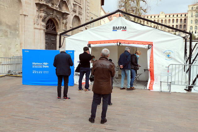 Vaccination center In Marseille. Marseille renforcement du dispositif de vaccination avec l installation d un centre place bargemon avec le soutien du bataillon de Marins pompiers de Marseille 265681 2021-03-06 Bouches du Rhone marseille France Copyright: xRobertxPoulainx STAR_265681_002