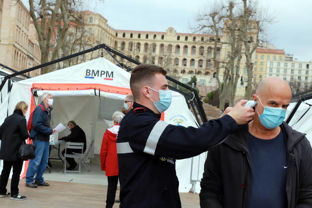 Vaccination center In Marseille. Marseille renforcement du dispositif de vaccination avec l installation d un centre place bargemon avec le soutien du bataillon de Marins pompiers de Marseille 265681 2021-03-06 Bouches du Rhone marseille France Copyright: xRobertxPoulainx STAR_265681_003