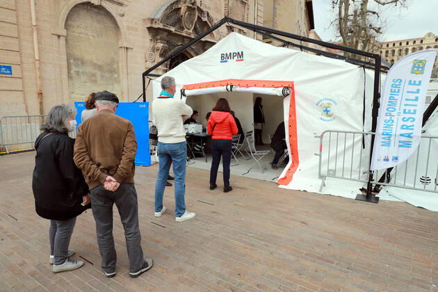 Vaccination center In Marseille. Marseille renforcement du dispositif de vaccination avec l installation d un centre place bargemon avec le soutien du bataillon de Marins pompiers de Marseille 265681 2021-03-06 Bouches du Rhone marseille France Copyright: xRobertxPoulainx STAR_265681_004