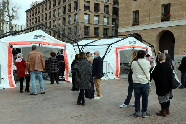 Vaccination center In Marseille. Marseille renforcement du dispositif de vaccination avec l installation d un centre place bargemon avec le soutien du bataillon de Marins pompiers de Marseille 265681 2021-03-06 Bouches du Rhone marseille France Copyright: xRobertxPoulainx STAR_265681_007