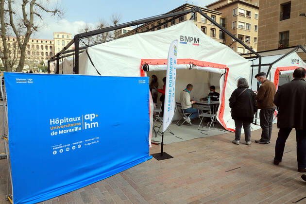 Vaccination center In Marseille. Marseille renforcement du dispositif de vaccination avec l installation d un centre place bargemon avec le soutien du bataillon de Marins pompiers de Marseille 265681 2021-03-06 Bouches du Rhone marseille France Copyright: xRobertxPoulainx STAR_265681_008