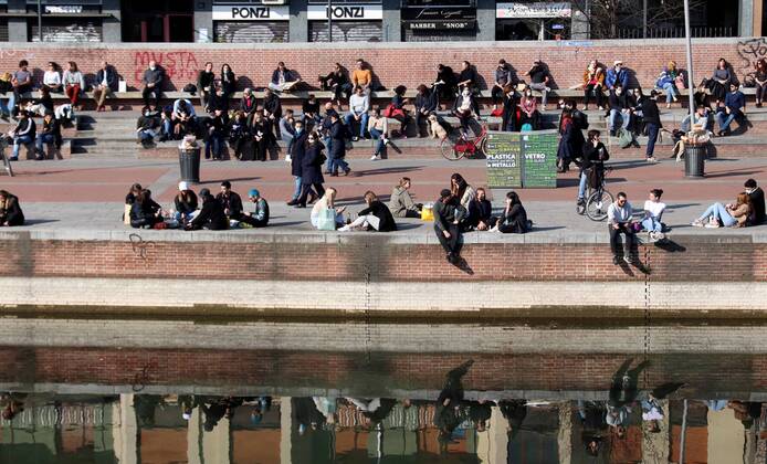 photo ipp clemente marmorino milan 07 03 2021 emergency coronavirus covid 19 lombardy in orange zone strengthened in the photo milanese enjoy the sunny day at the dock darsena navigli movida less  0