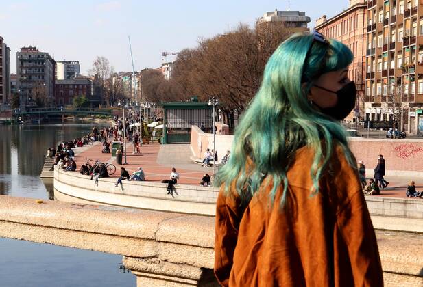 photo ipp clemente marmorino milan 07 03 2021 emergency coronavirus covid 19 lombardy in orange zone strengthened in the photo milanese enjoy the sunny day at the dock darsena navigli movida less  0