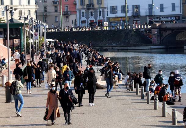 foto ipp clemente marmorino milano 07 03 2021 emergenza coronavirus covid 19 - lombardia in zona arancione rafforzata nella foto milanesi si godono la giornata di sole alla darsena darsena navigli movida - meno  0