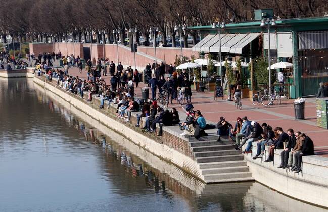 photo ipp clemente marmorino milan 07 03 2021 emergency coronavirus covid 19 lombardy in orange zone strengthened in the photo milanese enjoy the sunny day at the dock darsena navigli movida less  0