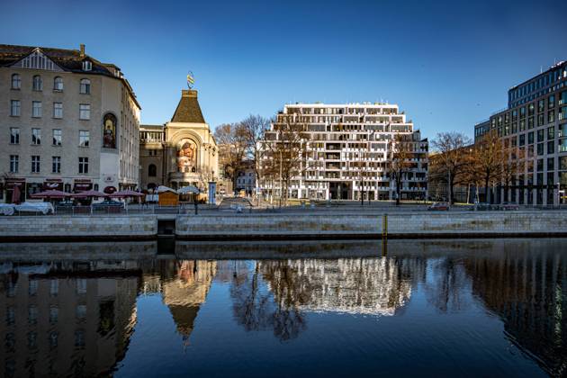 Berlin Mitte , Theater Berliner Ensemble BE am Schiffbauerdamm , mit der Spree und der Mündung der Panke (dunkler Zufluss Bildmitte links) Berlin