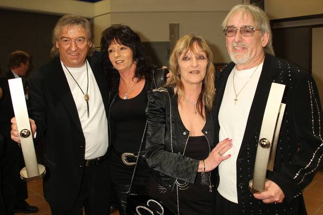 Award winners Amigos with women at the Echo 2011 the German Music Award at the award winners wall in the Messe Berlin am Funkturm It is the 20 Echo 20 years Echo Copyright: xEventpress Herrmannx