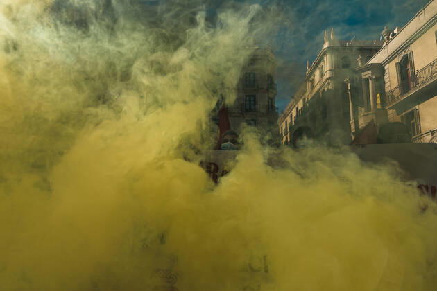 March 10, 2021, Barcelona, Catalonia, Spain: Catalan doctors shout slogans amid colored smoke as they protest for a 100% public health care system, equal pay, labor protection, early retirement, and a reduction of weekly, hours among other demands, during a strike in the Catalan public health care system Barcelona Spain - ZUMAo105 20210310_zap_o105_005 Copyright: xMatthiasxOesterlex