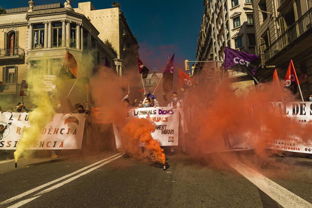 March 10, 2021, Barcelona, Catalonia, Spain: Catalan doctors shout slogans amid colored smoke as they protest for a 100% public health care system, equal pay, labor protection, early retirement, and a reduction of weekly, hours among other demands, during a strike in the Catalan public health care system Barcelona Spain - ZUMAo105 20210310_zap_o105_007 Copyright: xMatthiasxOesterlex
