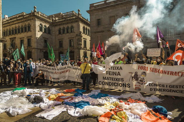 March 10, 2021, Barcelona, Catalonia, Spain: Catalan doctors shout slogans amid colored smoke as they protest for a 100% public health care system, equal pay, labor protection, early retirement, and a reduction of weekly, hours among other demands, during a strike in the Catalan public health care system Barcelona Spain - ZUMAo105 20210310_zap_o105_025 Copyright: xMatthiasxOesterlex