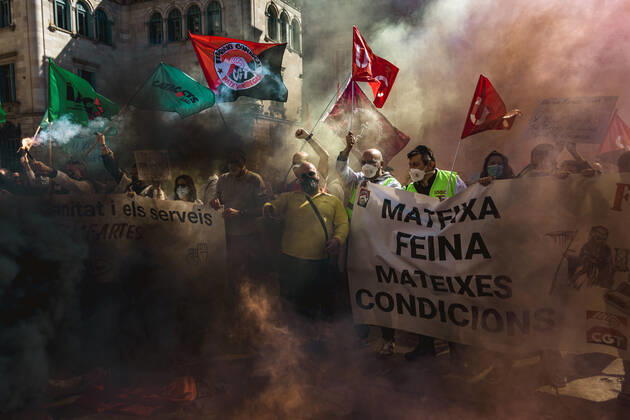 March 10, 2021, Barcelona, Catalonia, Spain: Catalan doctors shout slogans amid colored smoke as they protest for a 100% public health care system, equal pay, labor protection, early retirement, and a reduction of weekly, hours among other demands, during a strike in the Catalan public health care system Barcelona Spain - ZUMAo105 20210310_zap_o105_029 Copyright: xMatthiasxOesterlex