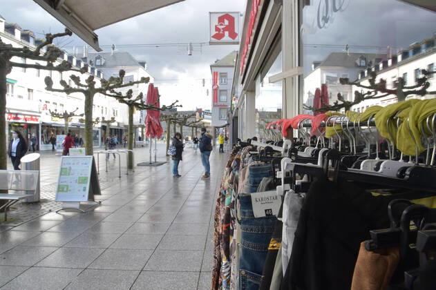 The shops are open again since Thursday 11 03 2021 The first time in the second lockdown in the Corona Pandemic Here the full Saarlouis city center The parking lots are full, the customers are in a shopping mood bub