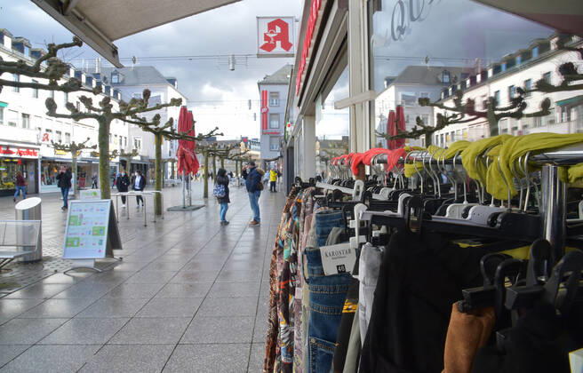 The shops are open again since Thursday 11 03 2021 The first time in the second lockdown in the Corona Pandemic Here the full Saarlouis city center The parking lots are full, the customers are in a shopping mood bub