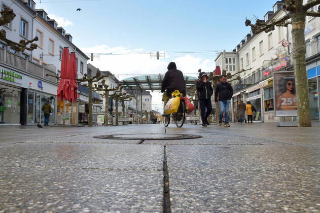 The shops are open again since Thursday 11 03 2021 The first time in the second lockdown in the Corona Pandemic Here the full Saarlouis city center The parking lots are full, the customers are in a shopping mood bub