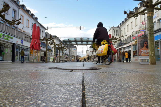 The shops are open again since Thursday 11 03 2021 The first time in the second lockdown in the Corona Pandemic Here the full Saarlouis city center The parking lots are full, the customers are in a shopping mood bub