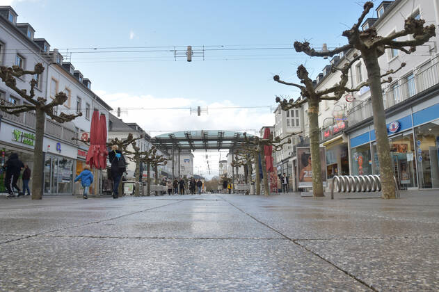 The shops are open again since Thursday 11 03 2021 The first time in the second lockdown in the Corona Pandemic Here the full Saarlouis city center The parking lots are full, the customers are in a shopping mood bub