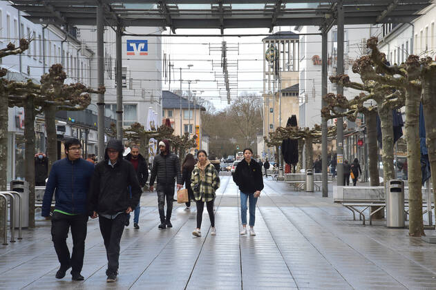 The shops are open again since Thursday 11 03 2021 The first time in the second lockdown in the Corona Pandemic Here the full Saarlouis city center The parking lots are full, the customers are in a shopping mood bub