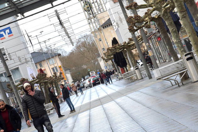 The shops are open again since Thursday 11 03 2021 The first time in the second lockdown in the Corona Pandemic Here the full Saarlouis city center The parking lots are full, the customers are in a shopping mood bub