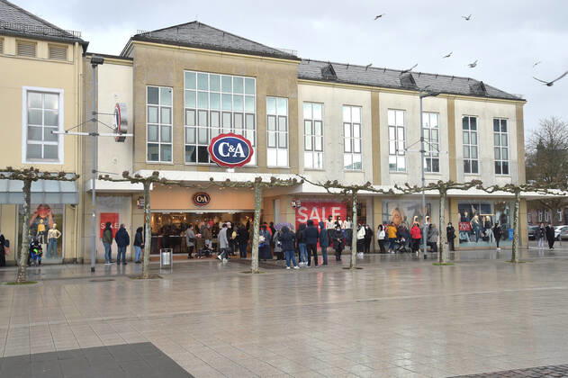 The shops are open again since Thursday 11 03 2021 The first time in the second lockdown in the Corona Pandemic Here the full Saarlouis city center The parking lots are full, the customers are in a shopping mood In the picture On the Kleiner Markt a queue forms in front of the shop C A bub