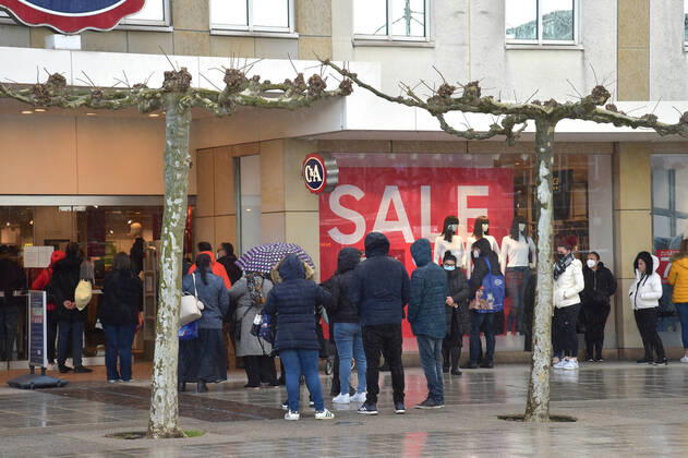 The shops are open again since Thursday 11 03 2021 The first time in the second lockdown in the Corona Pandemic Here the full Saarlouis city center The parking lots are full, the customers are in a shopping mood In the picture On the Kleiner Markt a queue forms in front of the shop C A bub
