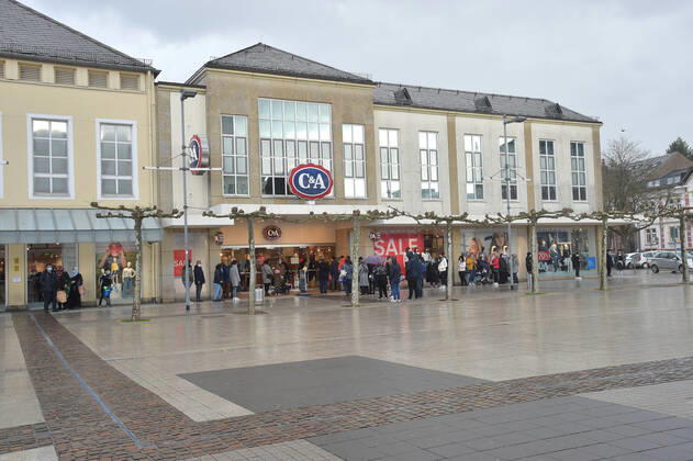 The shops are open again since Thursday 11 03 2021 The first time in the second lockdown in the Corona Pandemic Here the full Saarlouis city center The parking lots are full, the customers are in a shopping mood In the picture On the Kleiner Markt a queue forms in front of the shop C A bub