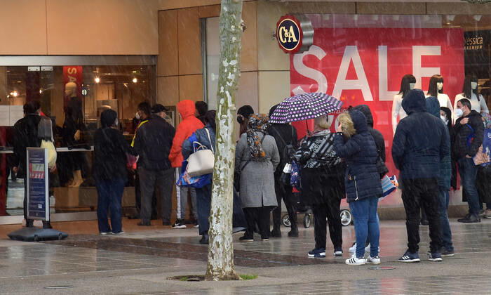 The shops are open again since Thursday 11 03 2021 The first time in the second lockdown in the Corona Pandemic Here the full Saarlouis city center The parking lots are full, the customers are in a shopping mood In the picture On the Kleiner Markt a queue forms in front of the shop C A bub