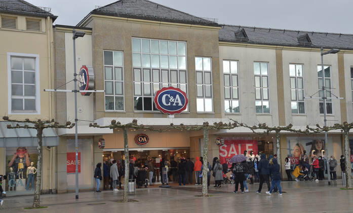 The shops are open again since Thursday 11 03 2021 The first time in the second lockdown in the Corona Pandemic Here the full Saarlouis city center The parking lots are full, the customers are in a shopping mood In the picture On the Kleiner Markt a queue forms in front of the shop C A bub